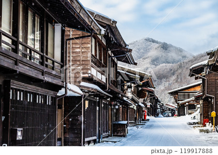 信州 雪の降る奈良井宿 119917888