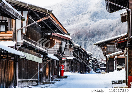 信州 雪の降る奈良井宿 119917889