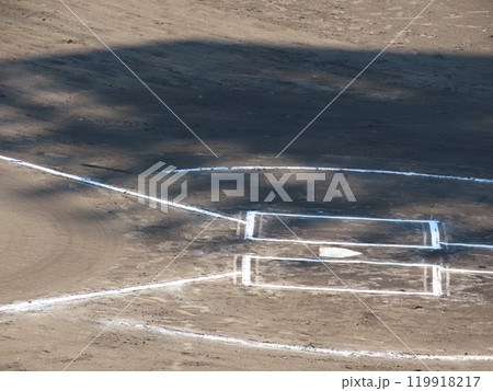 土のグラウンドのホームベース 119918217