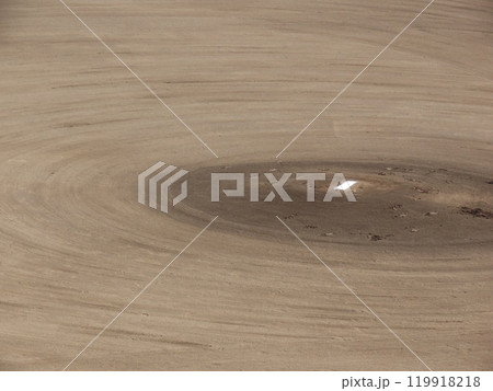 土のグラウンドのマウンド 119918218