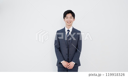 笑顔で立つアジア人ビジネスマン 笑顔で立つアジア人ビジネスマン 119918326