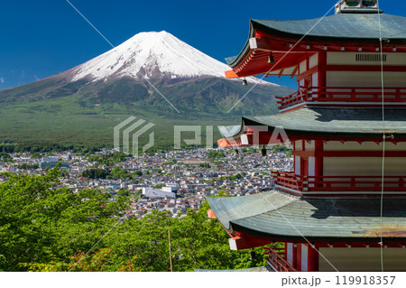《山梨県》初夏大冠雪の富士山・新緑の新倉山浅間公園 119918357