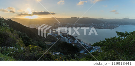 ニュージーランド ウェリントンにあるマウント・ビクトリアからみえる市街地と夕日 ニュージーランド ウェリントンにあるマウント・ビクトリアからみえる市街地と夕日 119918441