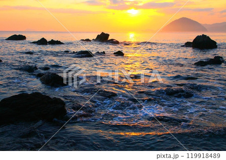 日の出の臼杵湾（臼杵市） 119918489