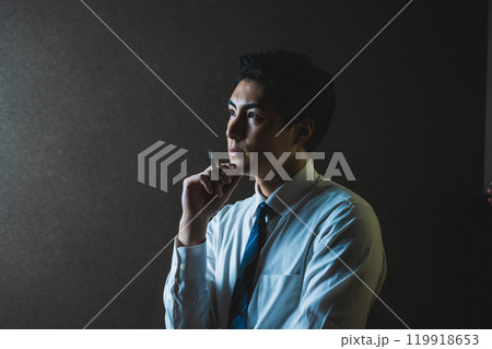 格好いい男性ポートレート 119918653