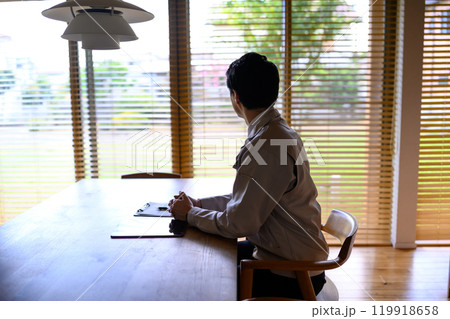 作業着の男性 119918658