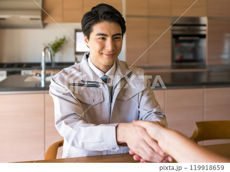 作業着を着た男性と握手 119918659