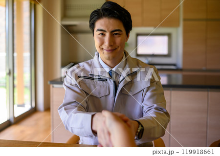 作業着の男性 119918661