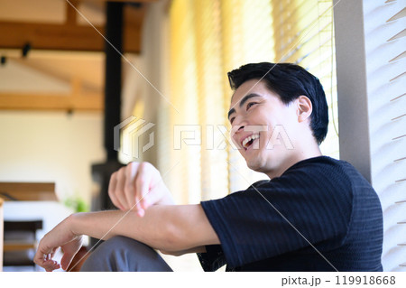 座る男性 座る男性 119918668