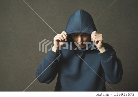 パーカーフードを被った男性 119918672