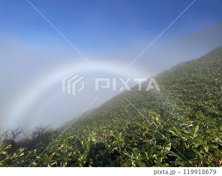 手が届きそうな白い虹 119918679
