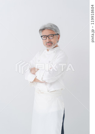 腕組みをする男性コック 119918684