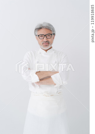 腕組みをする男性コック 119918685