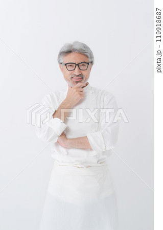 腕組みをする男性コック 119918687