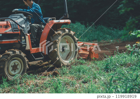 畑の耕運作業 119918919