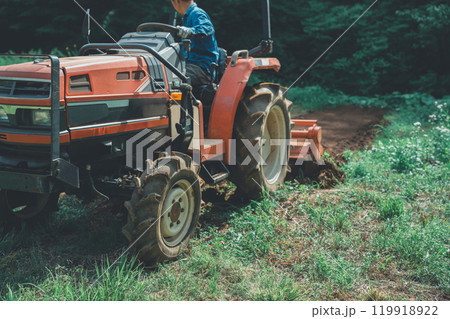 トラクターと農家 119918922