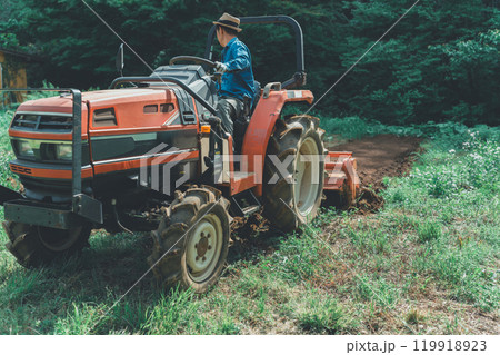 トラクターと農家 トラクターと農家 119918923