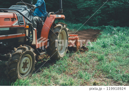 トラクターと農家 119918924