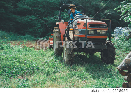 トラクターと農家 トラクターと農家 119918925