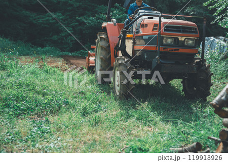 トラクターと農家 トラクターと農家 119918926