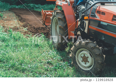 トラクターと農家 119918928