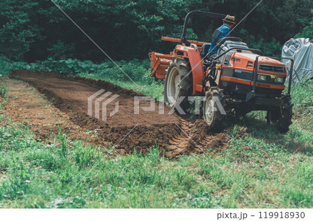 トラクターと農家 トラクターと農家 119918930