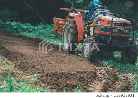 トラクターと農家 トラクターと農家 119918931