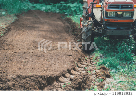 畑のトラクターのタイヤの跡 119918932