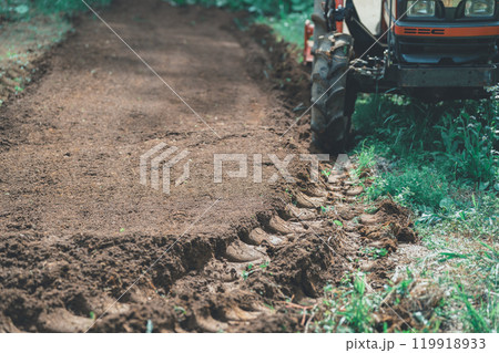 畑のトラクターの踏圧 119918933