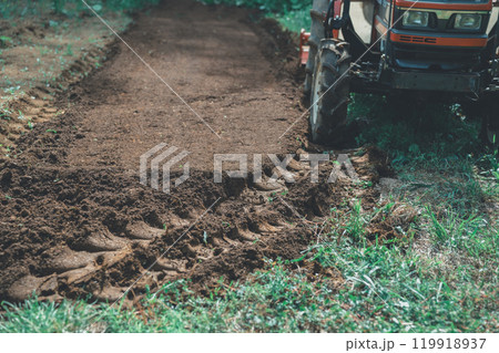 畑のトラクターのタイヤ跡 畑のトラクターのタイヤ跡 119918937