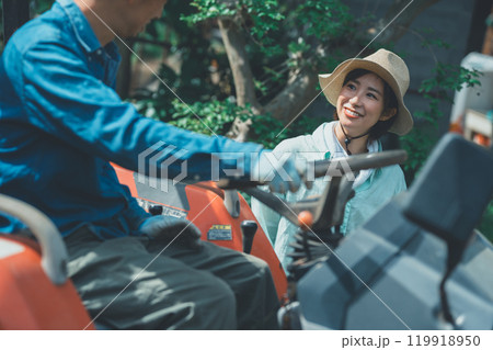 若手農家夫婦 119918950