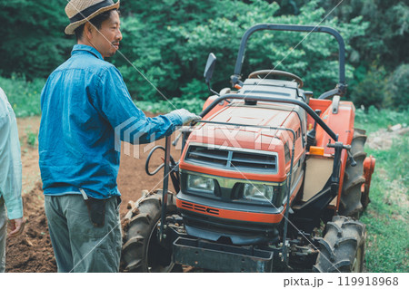 トラクターと農家 119918968