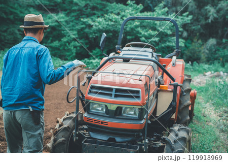 トラクターと農家 119918969