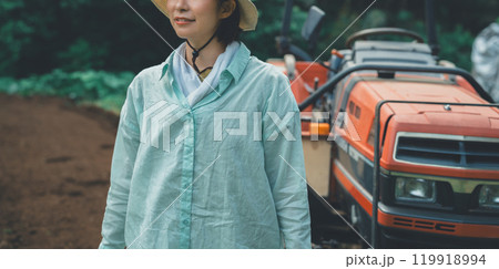 トラクターと女性 119918994