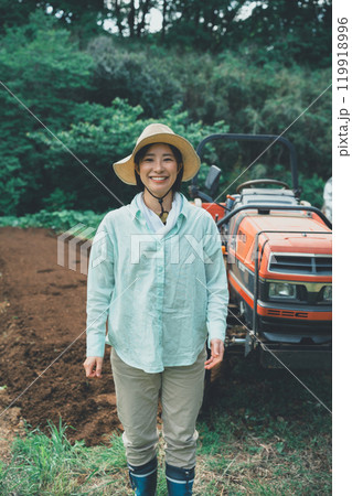 トラクターと女性 119918996