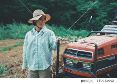 トラクターと女性 119918998