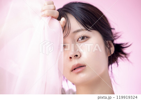ビューティーイメージ 女性のポートレート ピンクバック ビューティーイメージ 女性のポートレート ピンクバック 119919324