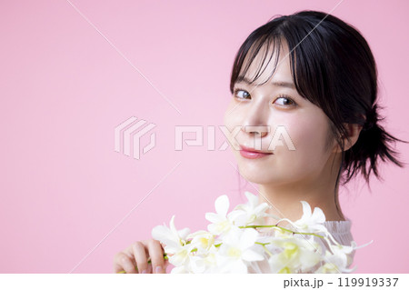 ビューティーイメージ 女性のポートレート ピンクバック ビューティーイメージ 女性のポートレート ピンクバック 119919337
