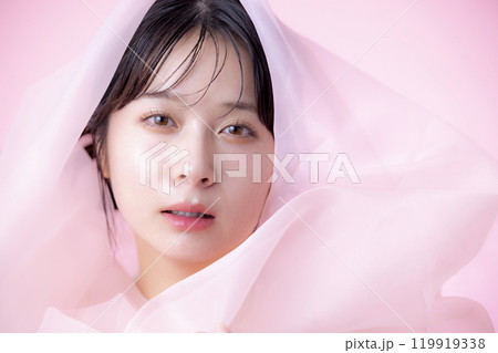 ビューティーイメージ 女性のポートレート ピンクバック ビューティーイメージ 女性のポートレート ピンクバック 119919338