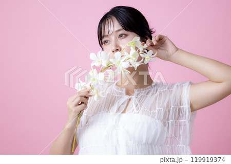 ビューティーイメージ 女性のポートレート ピンクバック ビューティーイメージ 女性のポートレート ピンクバック 119919374