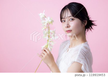 ビューティーイメージ　女性のポートレート　ピンクバック 119919453