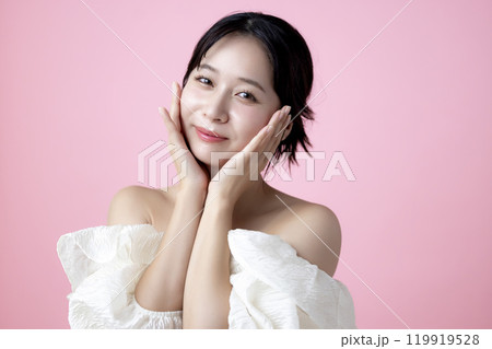ビューティーイメージ 女性のポートレート ピンクバック ビューティーイメージ 女性のポートレート ピンクバック 119919528