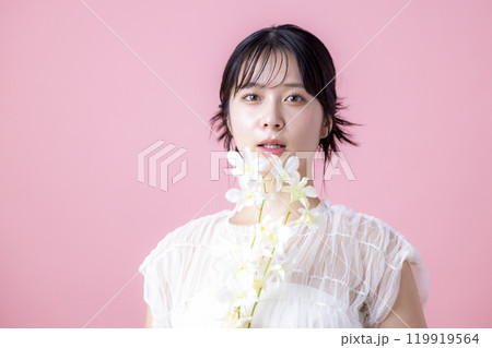 ビューティーイメージ 女性のポートレート ピンクバック ビューティーイメージ 女性のポートレート ピンクバック 119919564