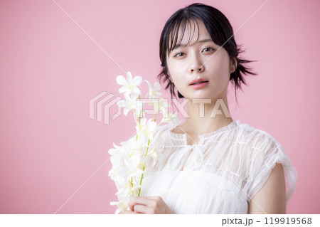 ビューティーイメージ 女性のポートレート ピンクバック ビューティーイメージ 女性のポートレート ピンクバック 119919568