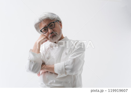 考え事をする男性料理人 119919607