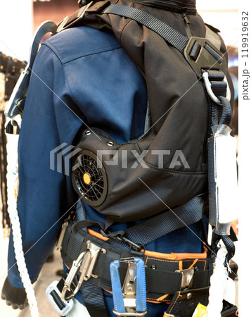 ベスト型の空調服と道具ベルト 119919632