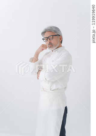 考え事をする男性コック 考え事をする男性コック 119919640