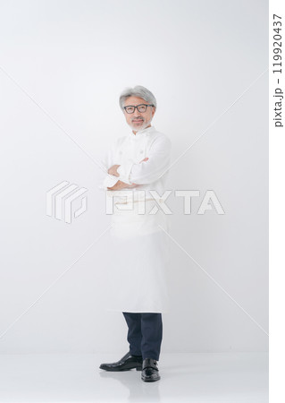 シニアの男性料理人のポートレート 119920437
