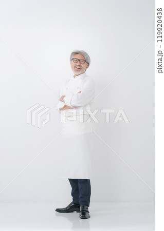 シニアの男性料理人のポートレート 119920438