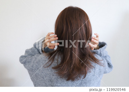 女性の後ろ姿　悩み 119920546